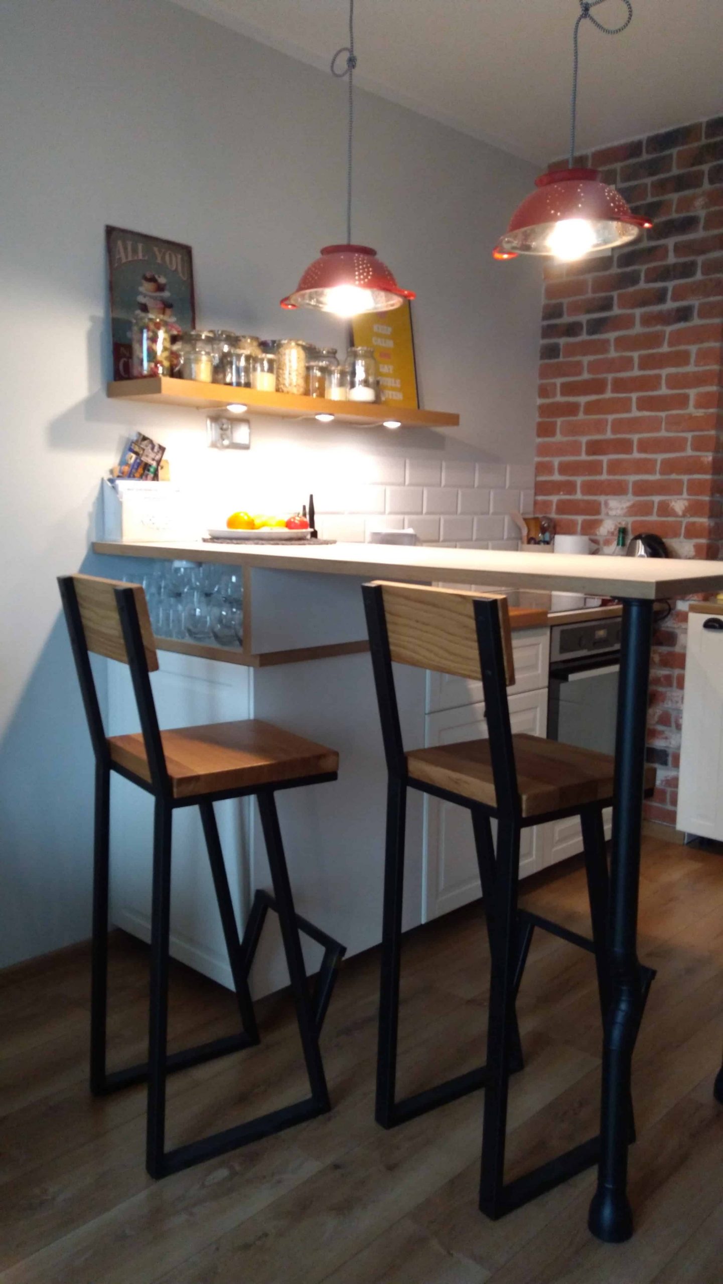 krzesła barowe w kuchni