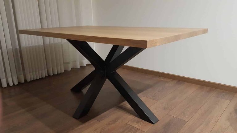 stół loftowy z podstawą stalową