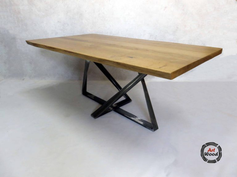 Loftowy stół z surową stalową podstawą