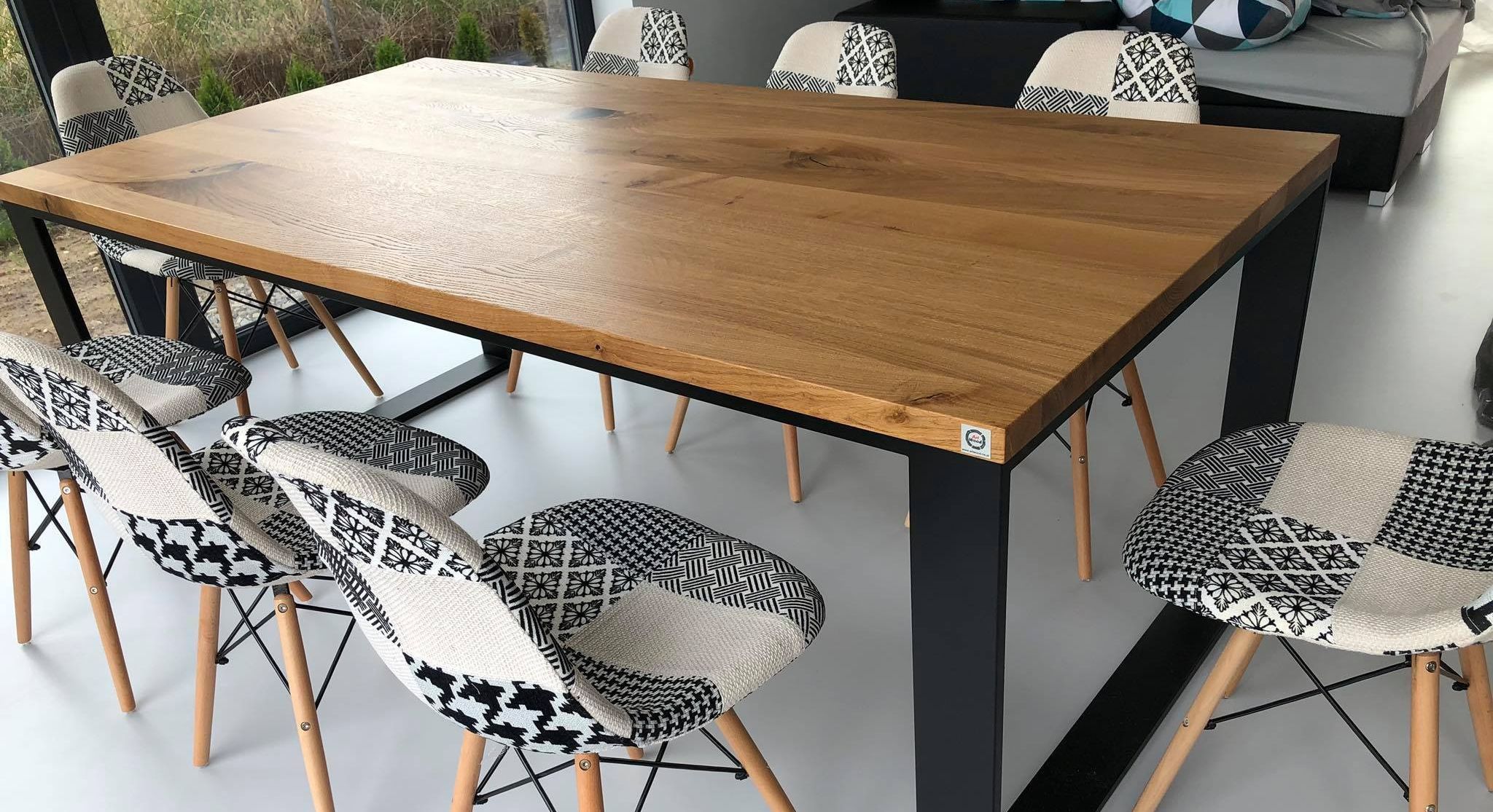 meble z litego drewna - stół i krzesła