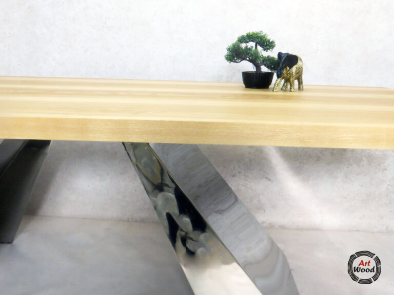 drewniany stolik z figurką słonia