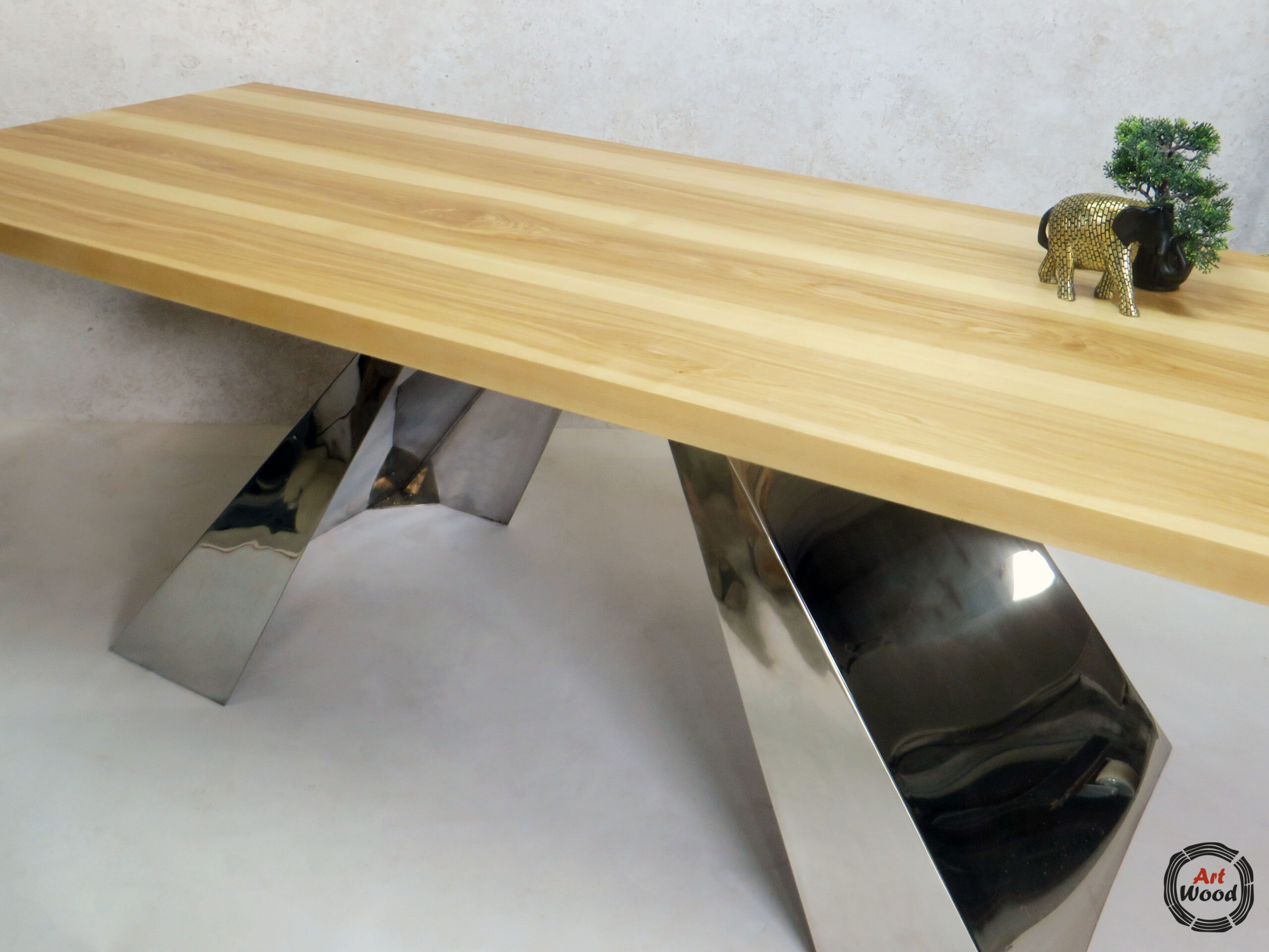 Stół loftowy ze stalową podstawą